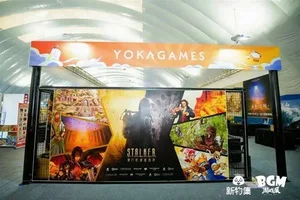 新物集BGM游戏展上海站现场照片:多人围站在一个布置有‘新物好奇集’标识的展区内,展台陈列多款彩色软胶捏捏玩具和潮流手办,观众正在驻足观看或挑选。