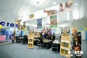 新物集BGM游戏展上海站现场照片:多人围站在一个布置有‘新物好奇集’标识的展区内,展台陈列多款彩色软胶捏捏玩具和潮流手办,观众正在驻足观看或挑选。