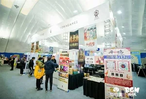 新物集BGM游戏展上海站现场照片:多人围站在一个布置有‘新物好奇集’标识的展区内,展台陈列多款卡通造型捏捏解压玩具和潮流手办,部分观众正在驻足观看或触摸展品。