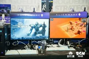 新物集BGM游戏展上海站现场照片:多人围站在一个布置有‘新物好奇集’标识的展区内,展台陈列多款卡通造型捏捏解压玩具和潮流手办,部分观众正在驻足观看或挑选。