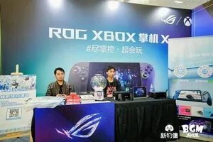 新物集BGM游戏展上海站现场照片:多人围站在一个布置有‘新物好奇集’标识的摊位前,摊位陈列多款卡通造型捏捏玩具和潮玩手办,部分观众正在观看或挑选。