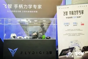 新物集BGM游戏展上海站现场照片:多人围站在一个布置精致的桌游体验区旁,桌上摆放多款桌游盒与配件,部分观众正在参与游戏或专注观看,背景可见展台标识与灯光装饰。