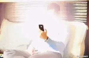 一张《我的世界》游戏截图,显示玩家角色站在沙漠神殿顶部,周围是沙砾方块和蓝色天空,神殿结构完整,未见挖掘或破坏痕迹