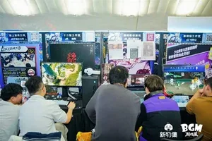 新物集BGM游戏展上海站现场照片:多人围站在一个布置有品牌标识的展台前,部分人手持手机拍摄,背景可见其他参展观众和游戏展氛围装饰。