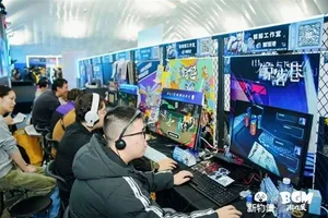 新物集BGM游戏展上海站现场照片:多人围站在一个开放式展台前,展台上陈列多款桌游盒装产品,部分观众手持游戏卡牌或专注观看演示,背景可见展会标识与灯光装饰。