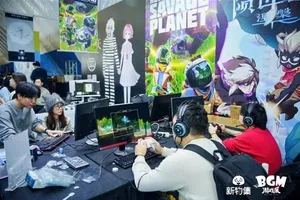 新物集BGM游戏展上海站现场,多人围站在一个摊位前观看他人玩独立游戏,部分人手持手机拍摄,背景可见印有展会名称的展板和灯光装饰。