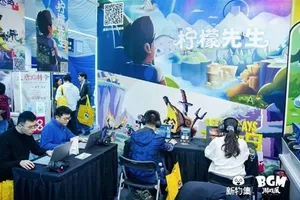 新物集BGM游戏展上海站现场照片:多人围站在一个布置有灯光与品牌标识的展台前,部分人手持手机拍摄,背景可见其他参展观众与展陈设施。
