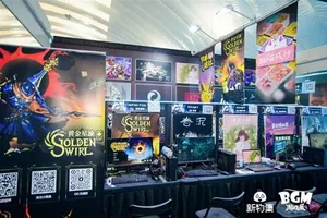 新物集BGM游戏展上海站现场,多人围站在一张长桌旁体验桌游,桌上摆放多款桌游组件,背景可见展会标识和观众人流。