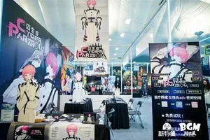 新物集BGM游戏展上海站现场照片:多人围站在一个布置有品牌标识的展台前,部分人手持手机拍摄,背景可见其他参展观众和展陈设施。