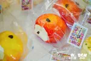 新物集BGM游戏展上海站现场,多人围在独立游戏试玩区展台前,部分人专注操作主机手柄玩游戏,部分人站立围观,背景可见‘独立游戏特攻区’标牌及品牌合作标识。