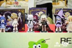 新物集BGM游戏展上海站现场,多人围站在独立游戏试玩区展台前,部分人专注操作屏幕上的游戏,部分人站立观看,展台印有'独立游戏特攻区'字样及合作品牌标识。