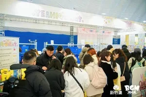 新物集BGM游戏展上海站现场,多人围站在独立游戏试玩区展台前,有人专注操作屏幕上的游戏,有人在一旁观看,展台标有品牌合作标识及游戏画面。