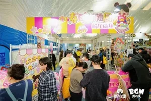 新物集BGM游戏展上海站现场,多人围在独立游戏试玩区展台前,有人专注操作手柄玩游戏,有人站在后方观看,展台印有‘独立游戏特攻区’字样及合作品牌标识。
