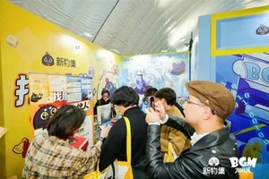 新物集BGM游戏展上海站现场,多人围在独立游戏试玩区展台前,有人专注操作手柄玩游戏,有人站在后方观看,展台印有‘独立游戏特攻区’字样及合作品牌标识。