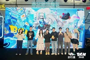 新物集BGM游戏展上海站现场,多人围站在独立游戏试玩区展台前,部分人专注操作屏幕上的游戏,部分人站立观看,展台印有‘独立游戏特攻区’字样及合作品牌标识。