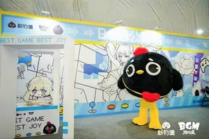 新物集BGM游戏展上海站现场照片:一群观众围在独立游戏试玩区展台前,专注观看他人游玩,展台印有‘独立游戏特攻区’字样及合作品牌标识。