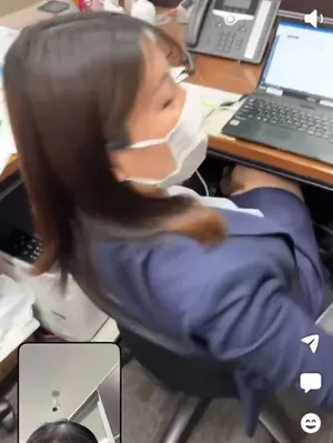 日本银行小姐姐拍日常 竟把客户隐私全曝光了!