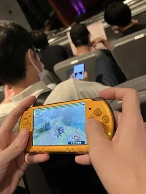 玩家在外玩PSP,却被人议论“那是什么?”