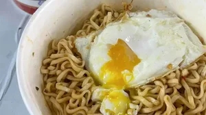 40岁已婚男深夜吃泡面,感叹人生不如意,留言区单身玩家晒生活