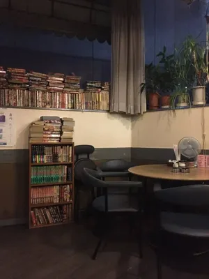 日本红灯区歌舞伎町一家喫茶店堆满书籍引发热议